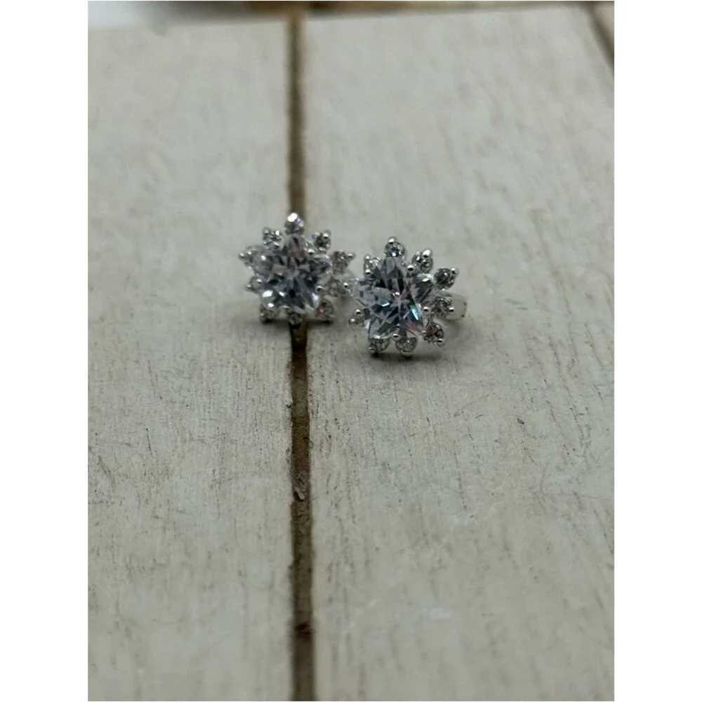 Silver tone Snowflake Crystal Stud Earrings - Clear White Sparkle